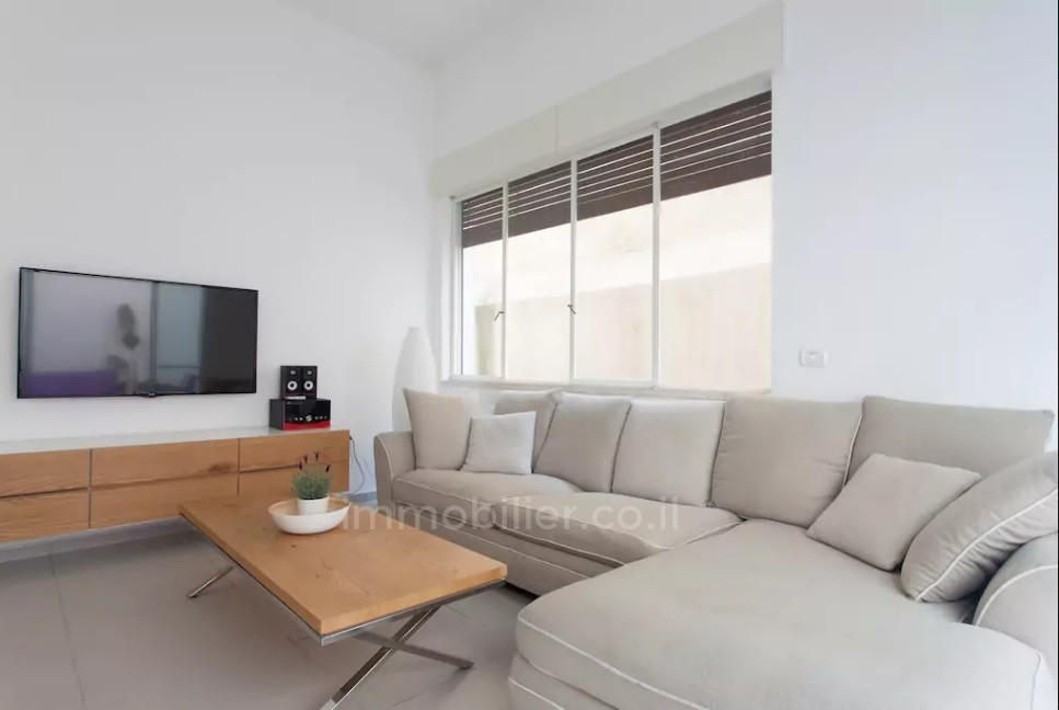 Ground floor 3 rooms Tel Aviv First sea line 291-IBL-648