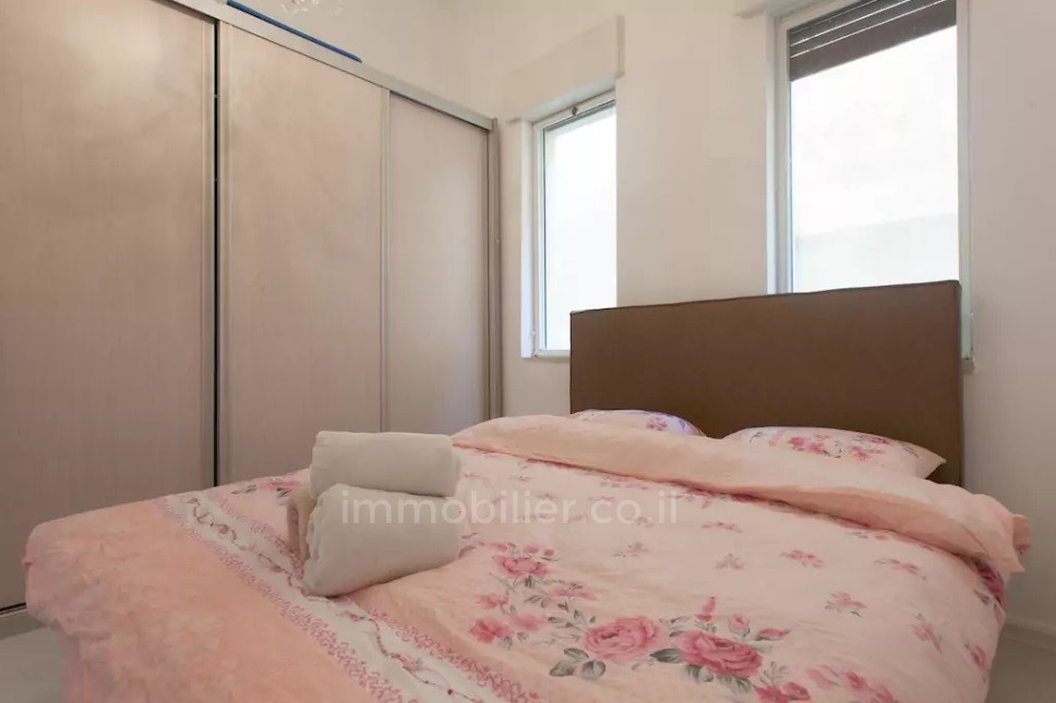 Ground floor 3 rooms Tel Aviv First sea line 291-IBL-648